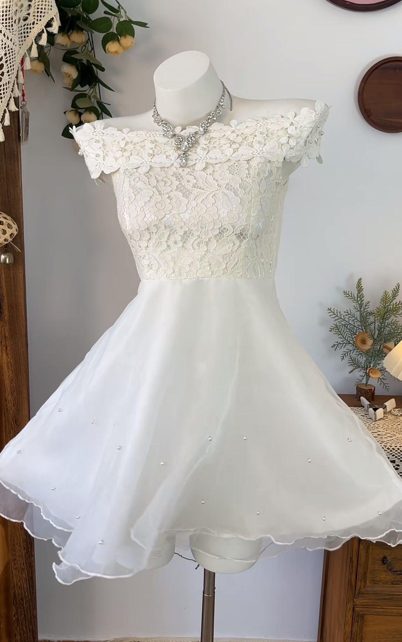 Schulterfreies A-Linien-Kurzballkleid mit Spitze und Homecoming-Kleid J8401