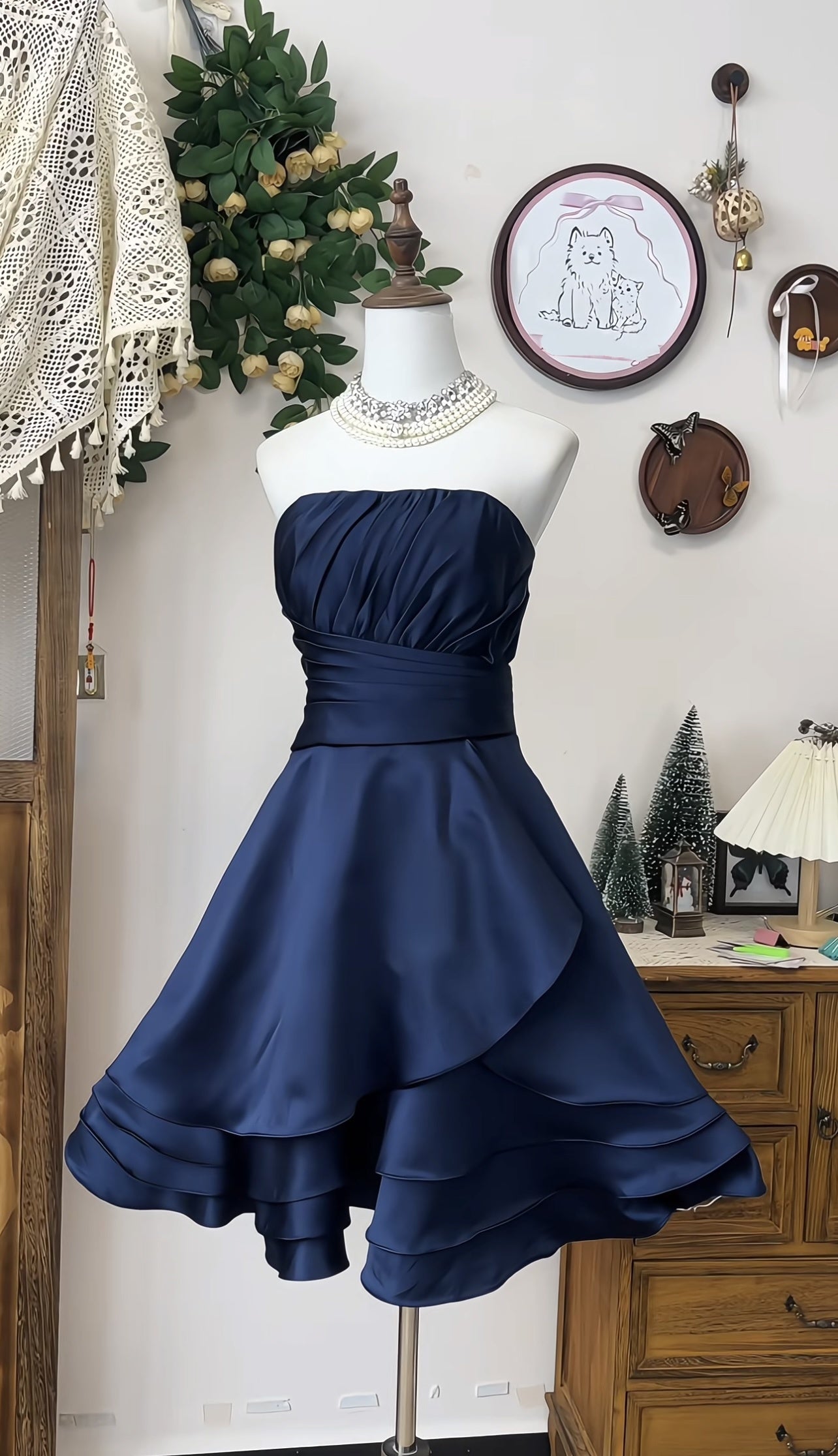 Trägerloses A-Linien-Heimkehrkleid in Marineblau mit Rüschen, kurzes formelles Partykleid J7060