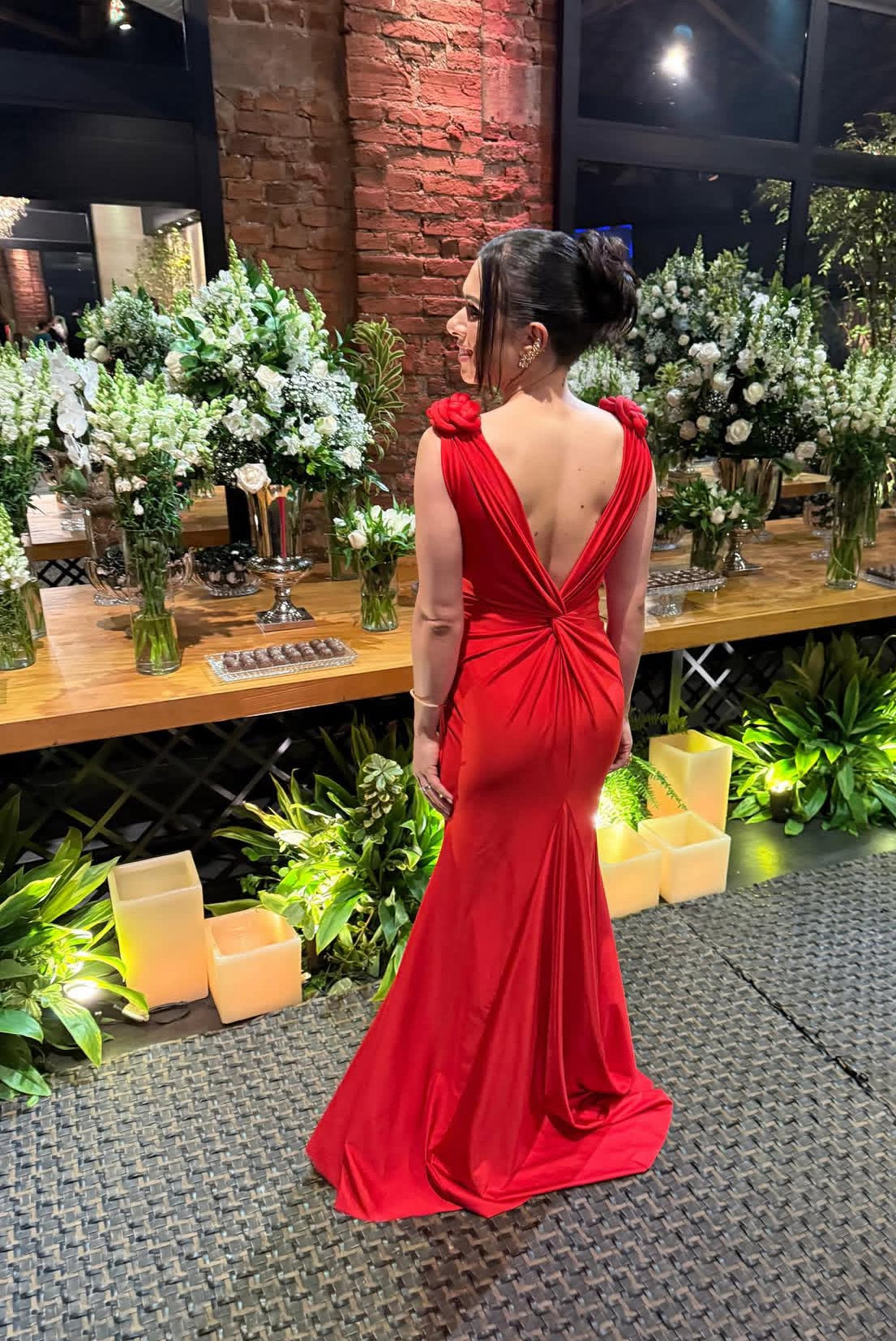 Robe de soirée rouge à col en V pour invité de mariage J7191