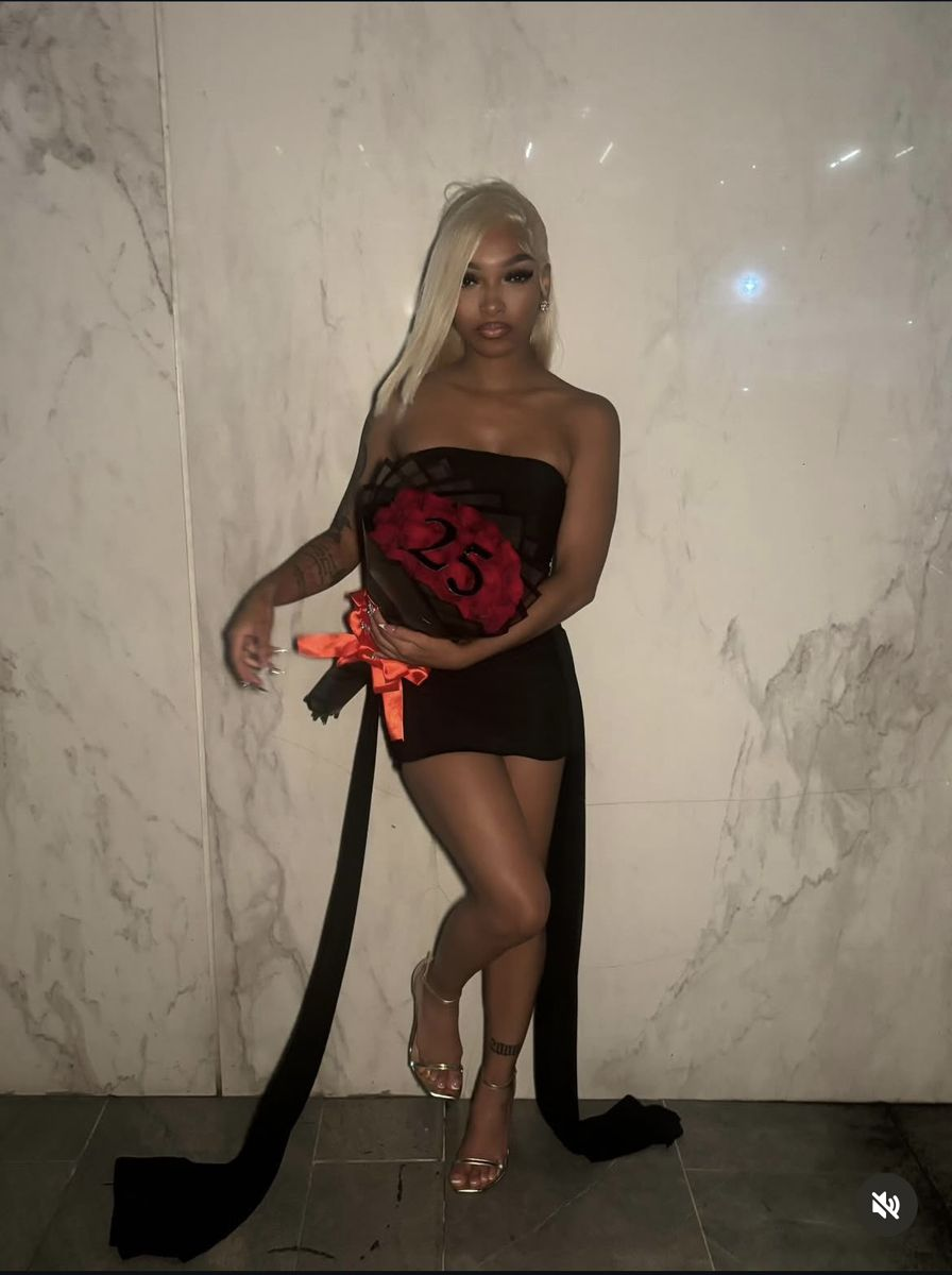 Robe fourreau noire courte sans bretelles pour anniversaire J8377