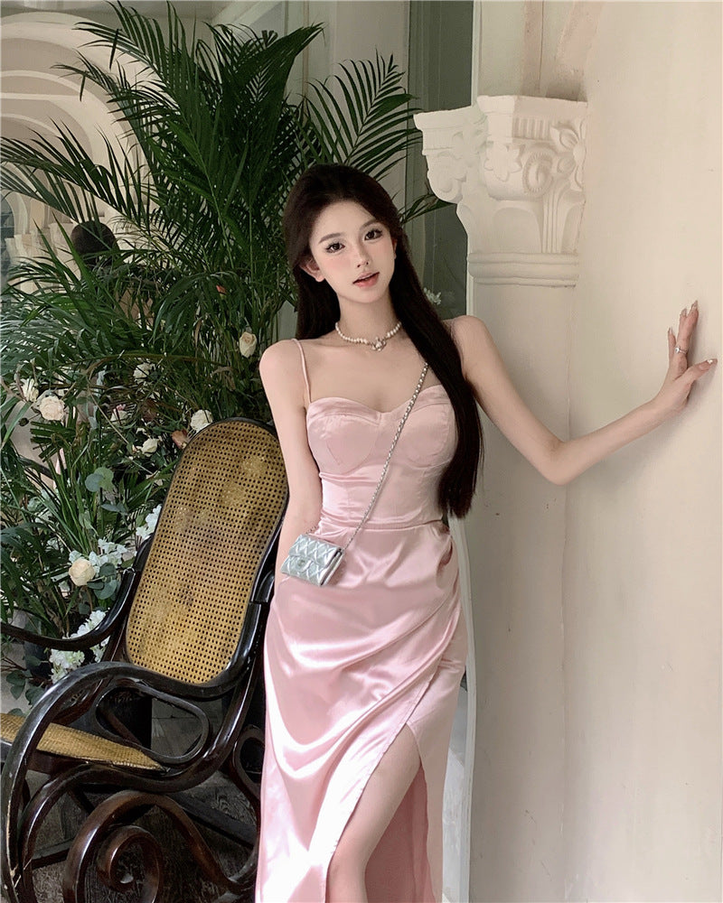 Sommerkleid mit Spaghettiträgern, Satin, mittellanger Rock, unregelmäßiger Schlitz, rosa Rock 1085