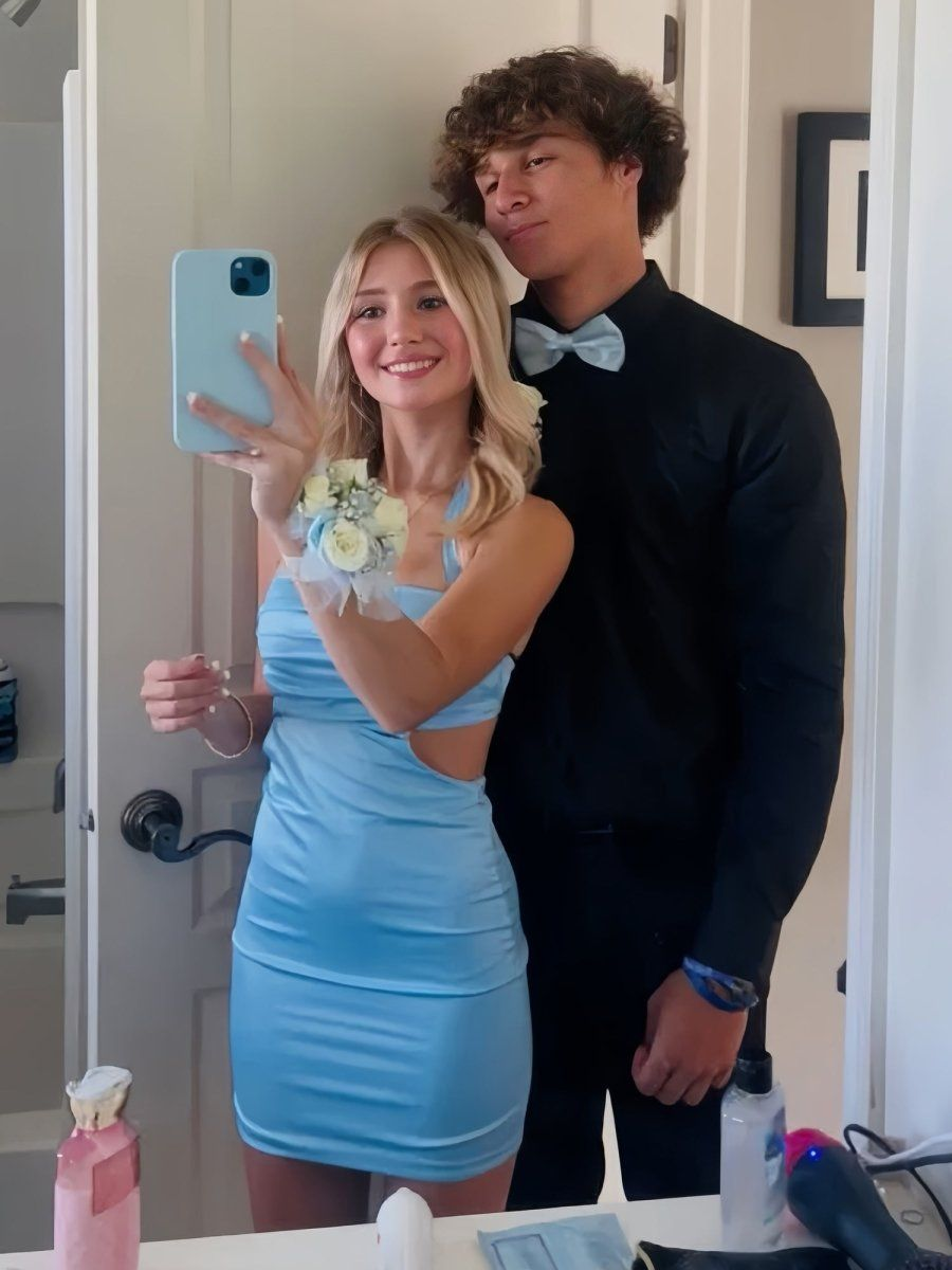 Himmelblaues, kurzes, enges Homecoming-Kleid mit Trägern und Cut-Outs J7543