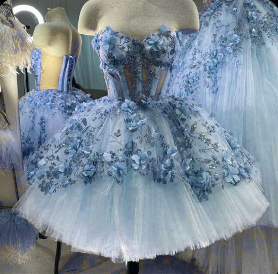 Kurzes Heimkehrkleid aus blauem Tüll mit 3D-Blumen J6992