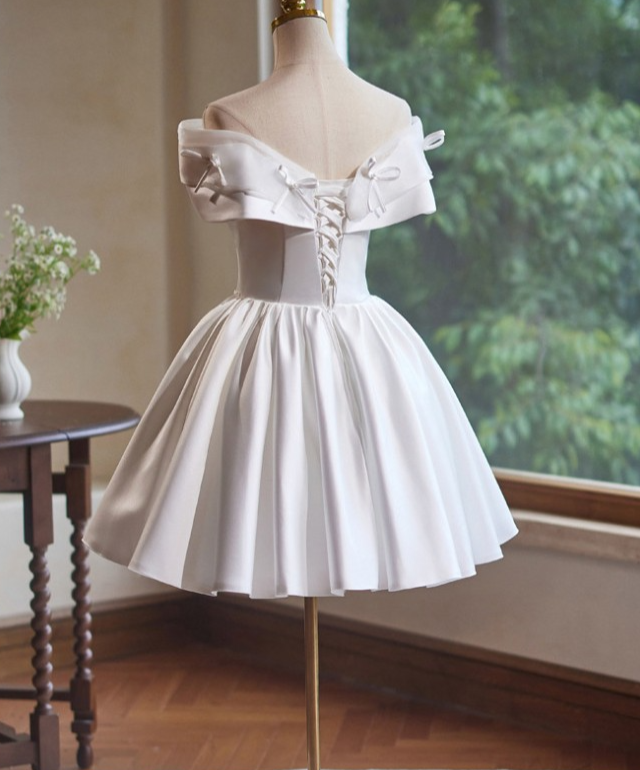 Robe de soirée courte à épaules dénudées et motif papillon J7625