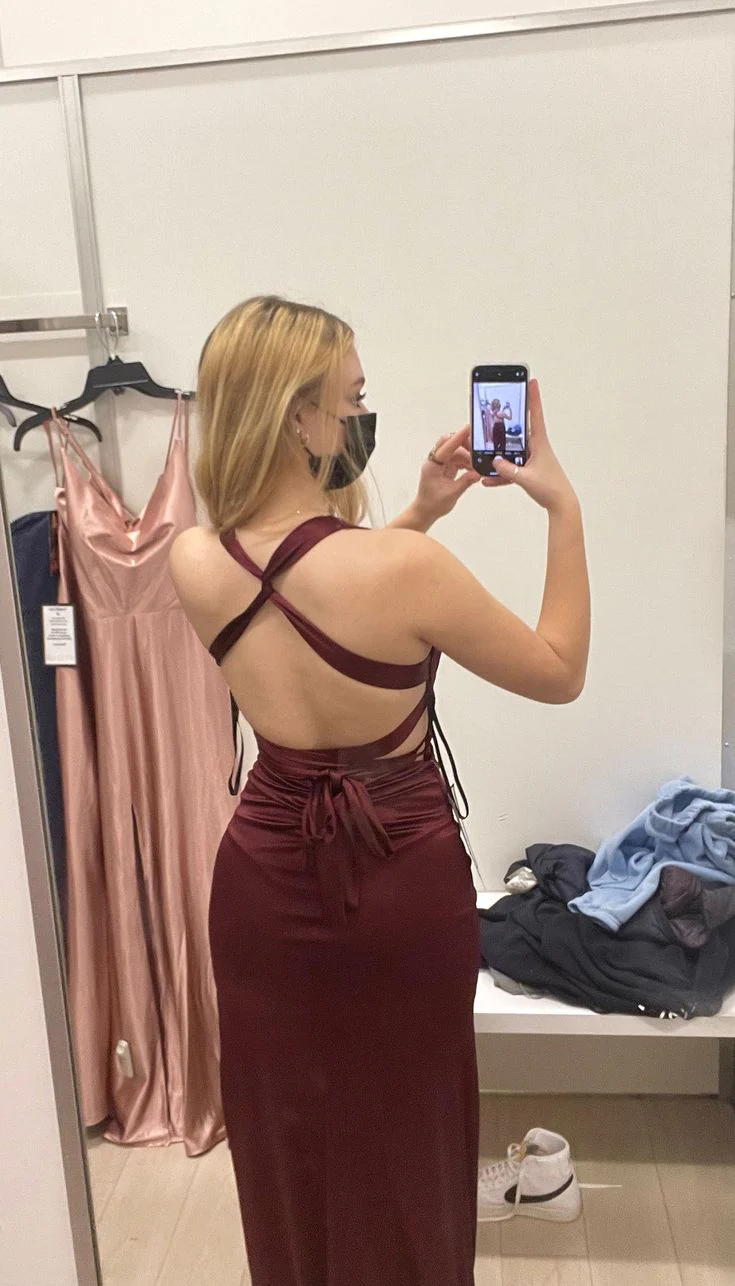 Robe de bal longue fourreau en satin bordeaux à col en V J2652