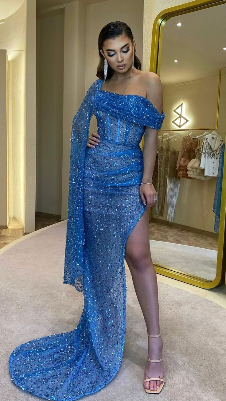 Robe de bal fourreau bleu roi à épaules dénudées et sequins avec fente J2628