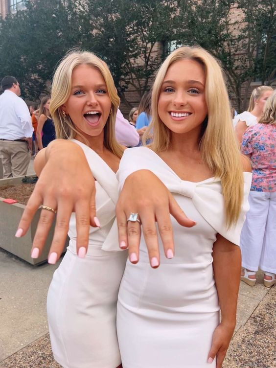 Robe fourreau blanche à épaules dénudées 2525