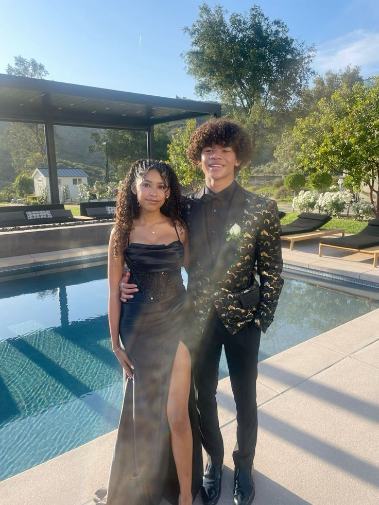 Robe de bal longue noire en satin à bretelles spaghetti et fente 2496