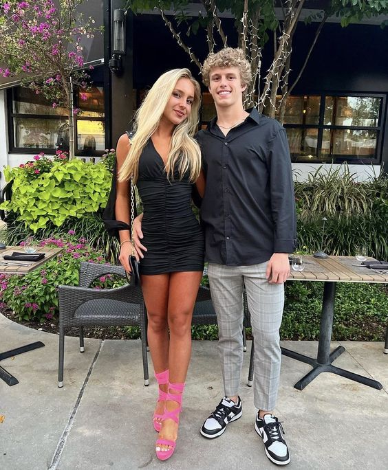 Schwarzes Etuikleid mit V-Ausschnitt und Homecoming-Ausschnitt 2524