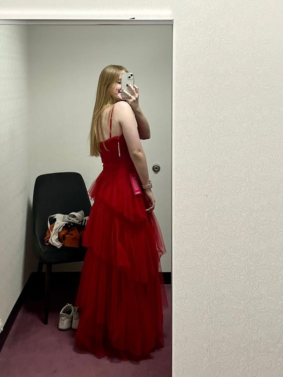 Langes Ballkleid in A-Linie mit Stufenmuster aus rotem Tüll 2539