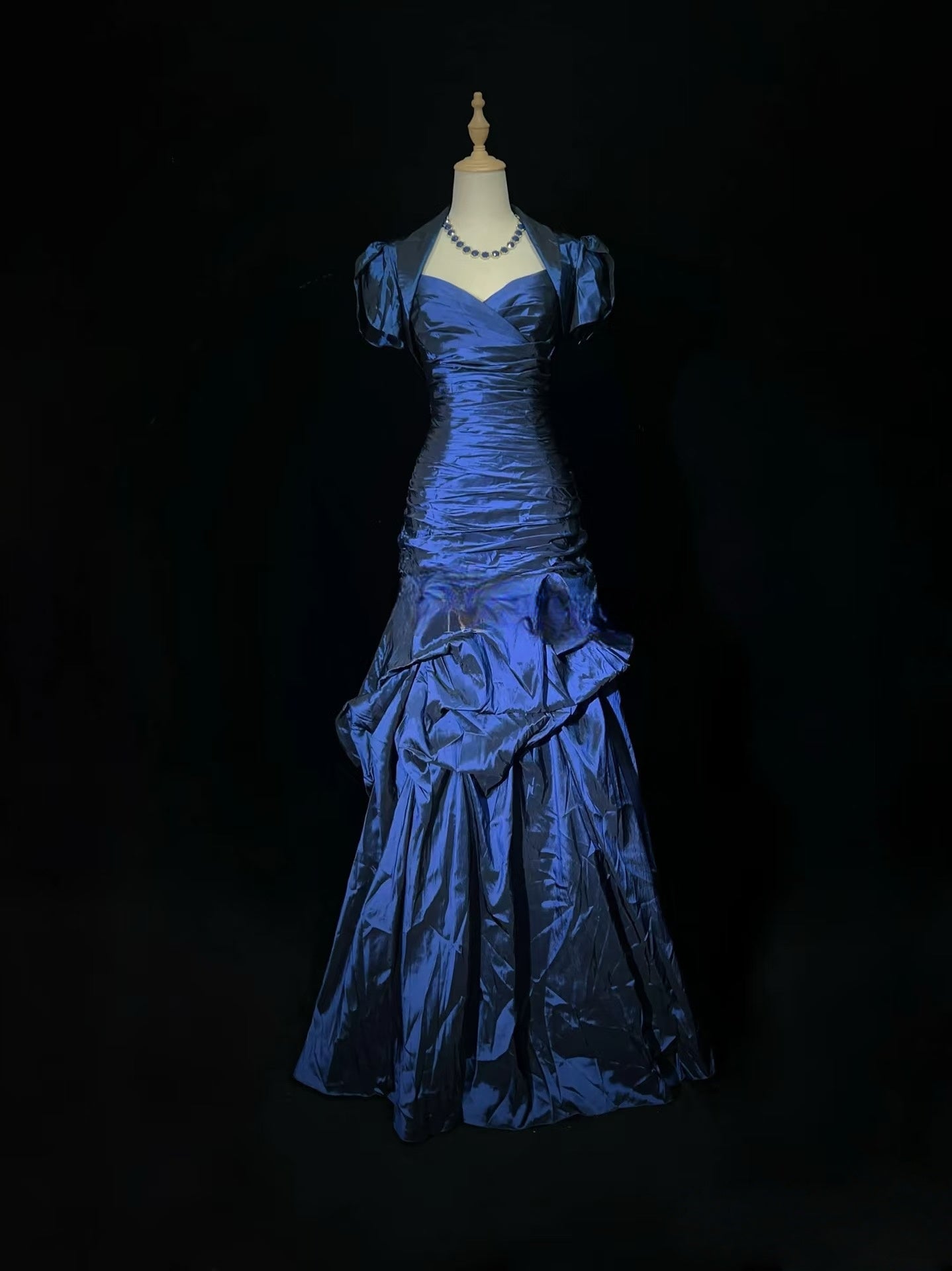 Robe de soirée longue en satin bleu J8420