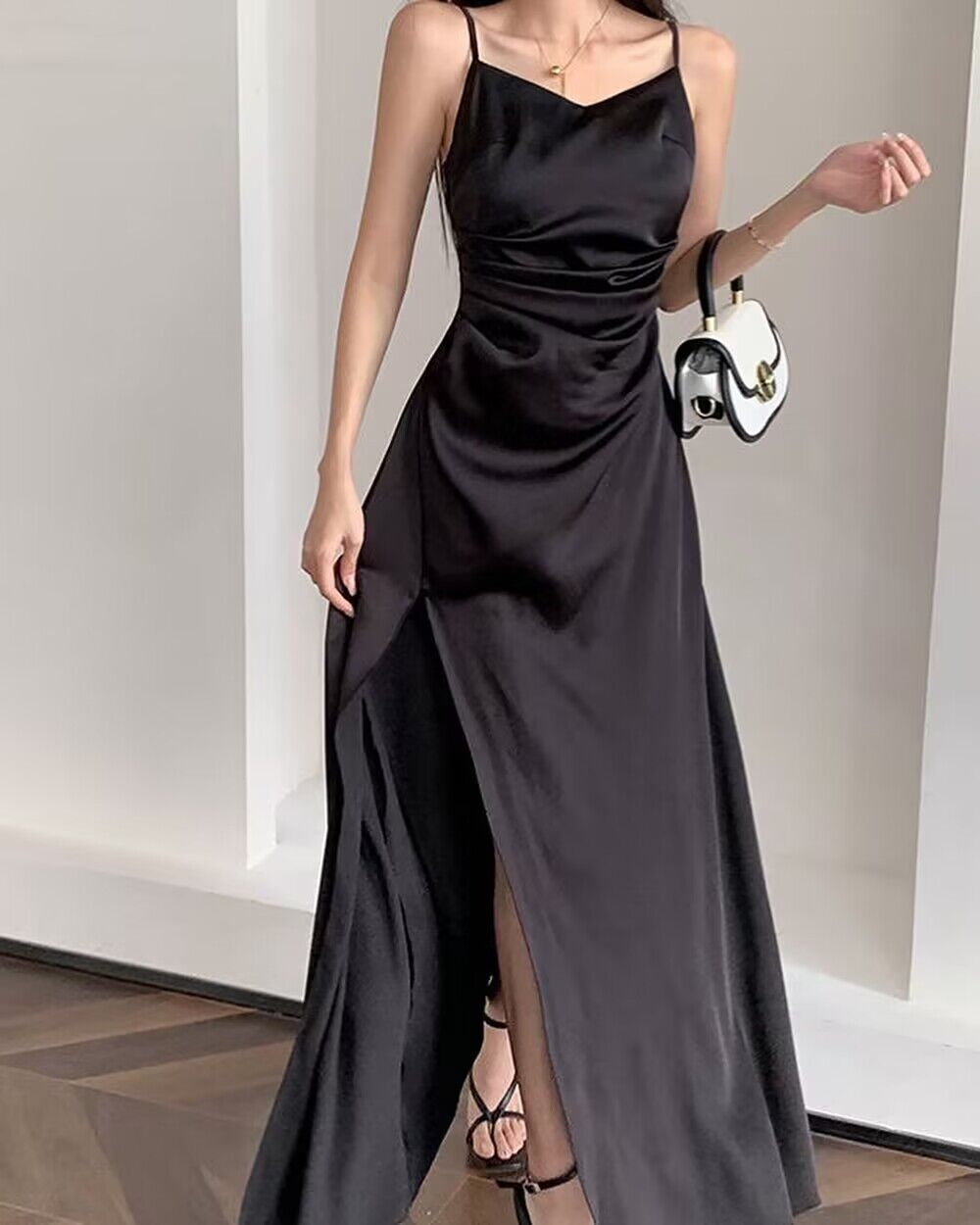 Spaghettiträger Schwarz A-Linie Satin Langes Ballkleid mit Schlitz J2732