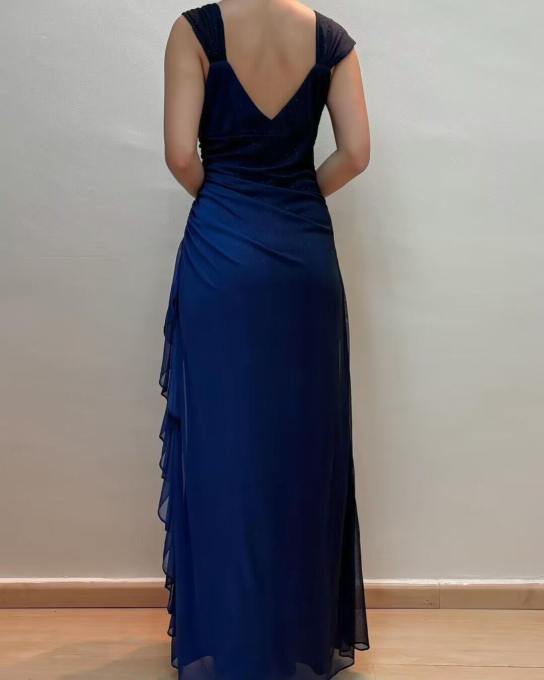 Robe de bal longue bleu marine à col en V et volants J2752