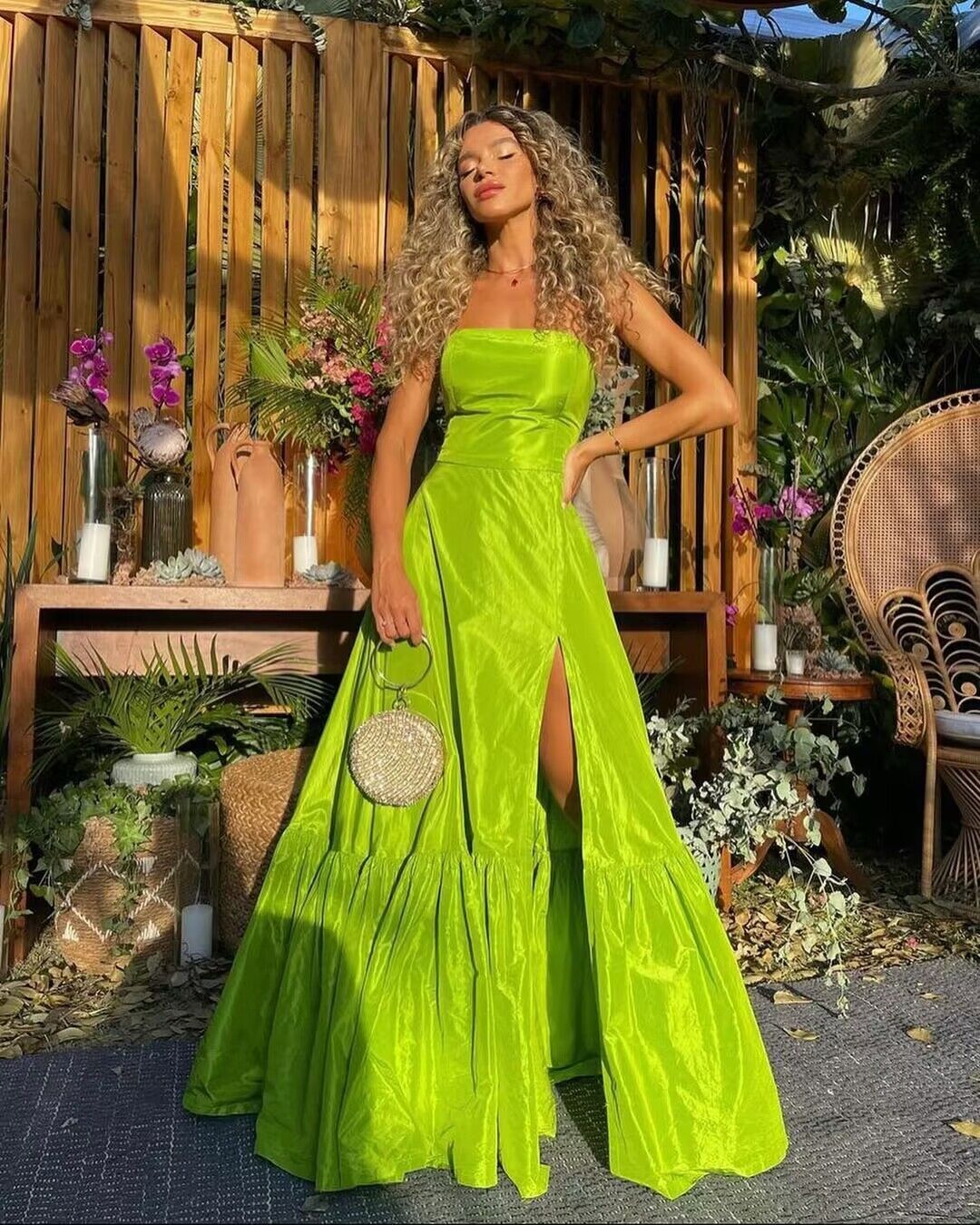 Trägerloses, zitronengrünes, langes Ballkleid mit Schlitz J2762