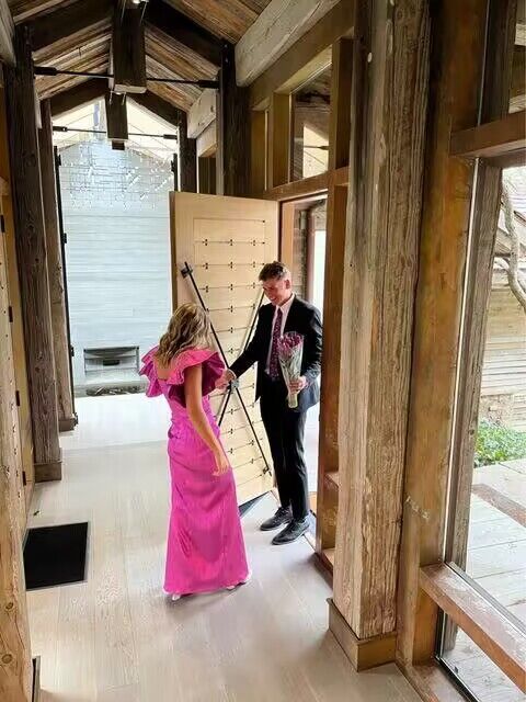 Rosa Satin A-Linie Ballkleid mit Rüschenärmeln und Schlitz J2847