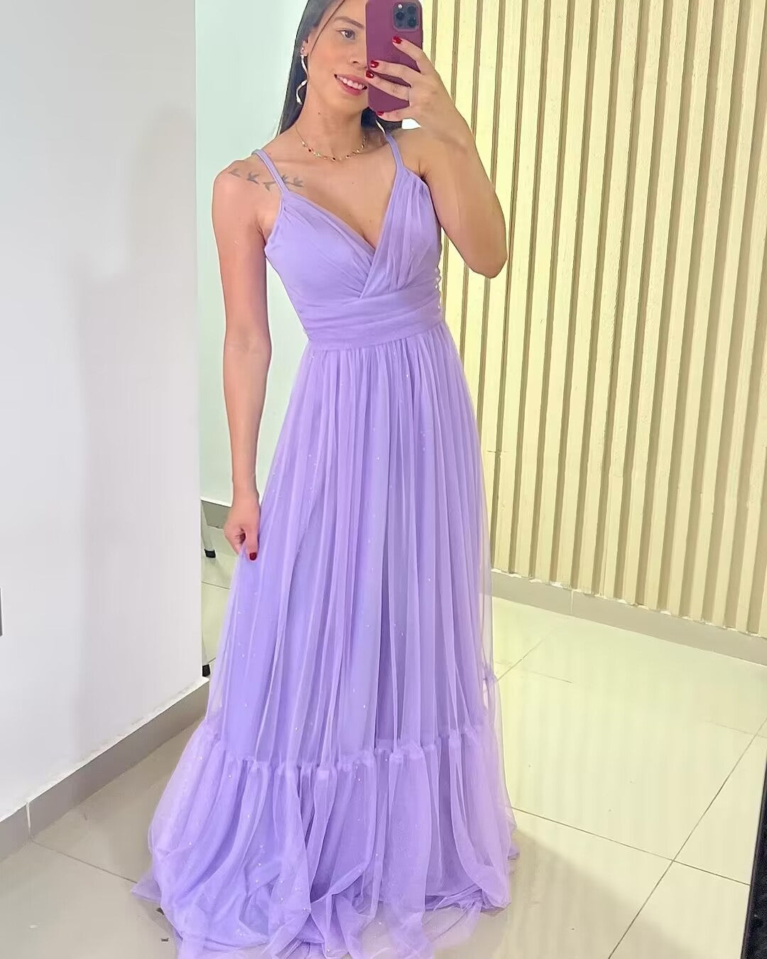 Hellviolettes A-Linien-Ballkleid aus Tüll mit V-Ausschnitt J2856
