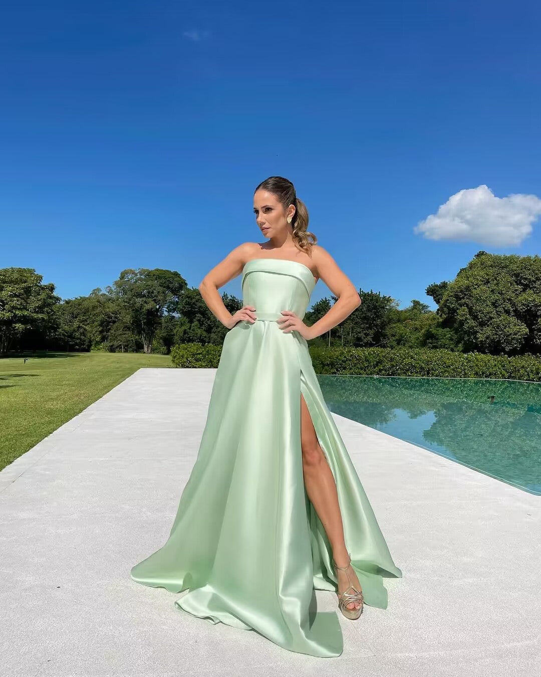 Robe de bal longue bustier verte coupe trapèze avec fente J2825