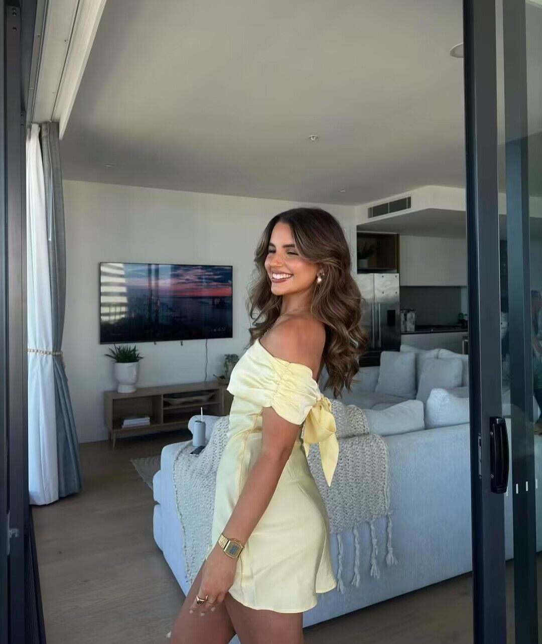 Robe de bal courte fourreau jaune à épaules dénudées J2814