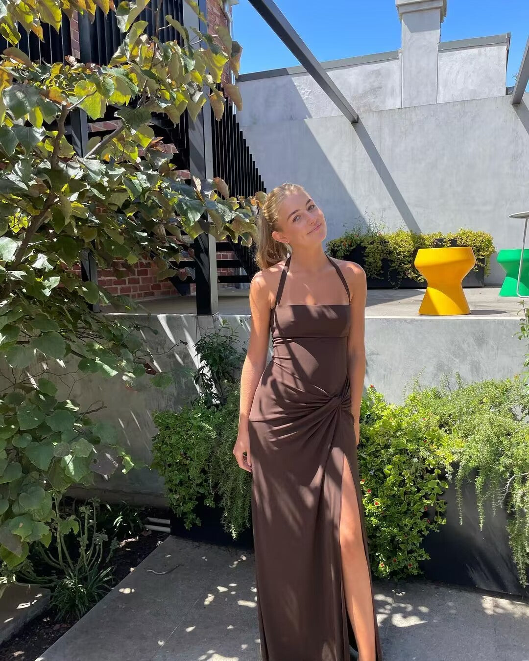 Robe de bal longue marron à dos nu et fente J2810