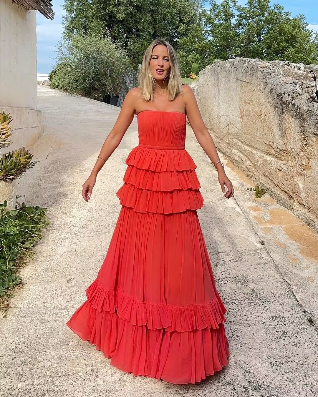 Trägerloses A-Linien-Ballkleid in Rot mit mehreren Lagen J2867