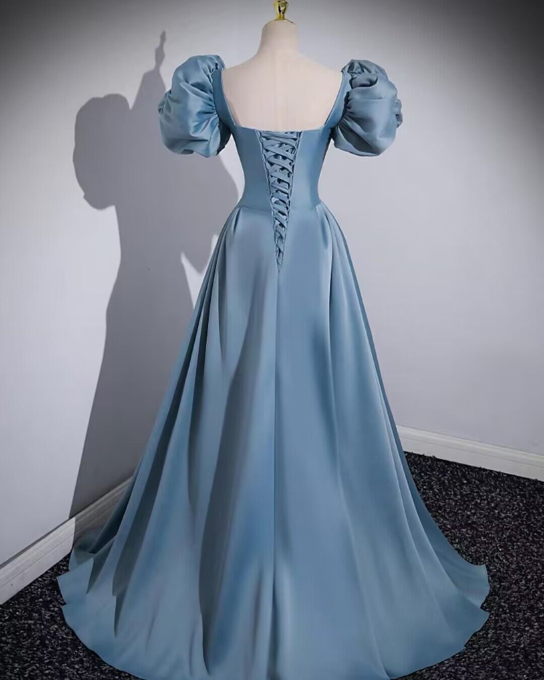 Robe de bal bleue trapèze à manches courtes J2796