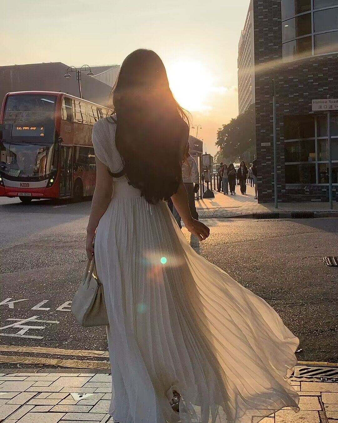 Robe de bal longue en mousseline blanche à col en V et coupe trapèze J2778