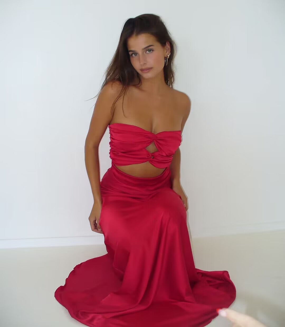 Rotes trägerloses A-Linie Satin-Ballkleid J2881