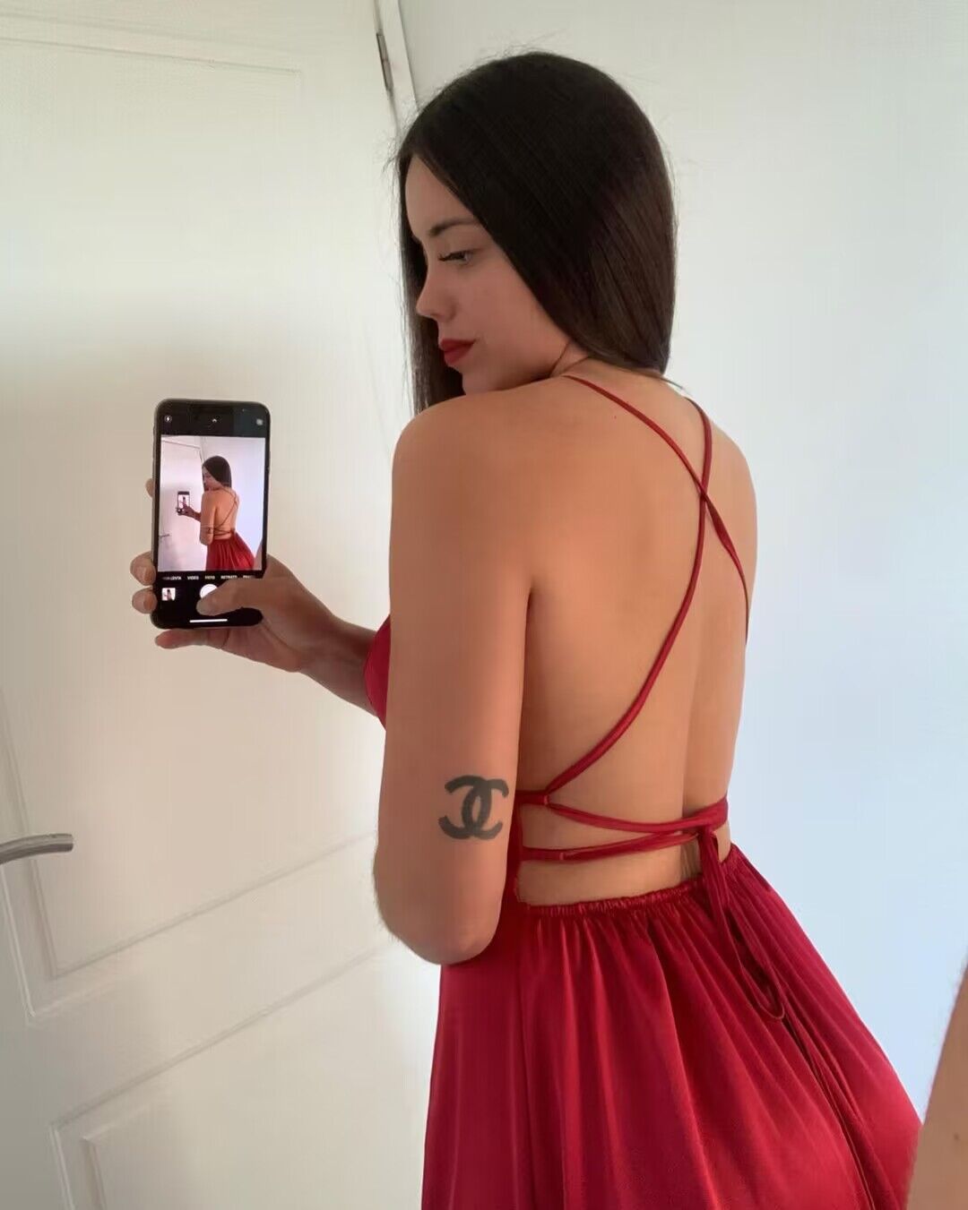 Rotes langes Ballkleid in A-Linie mit V-Ausschnitt und Schlitz J2885