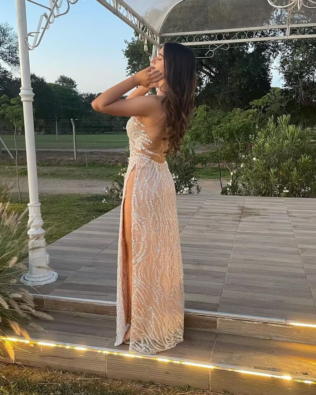 Robe de soirée trapèze à sequins et fente J2891