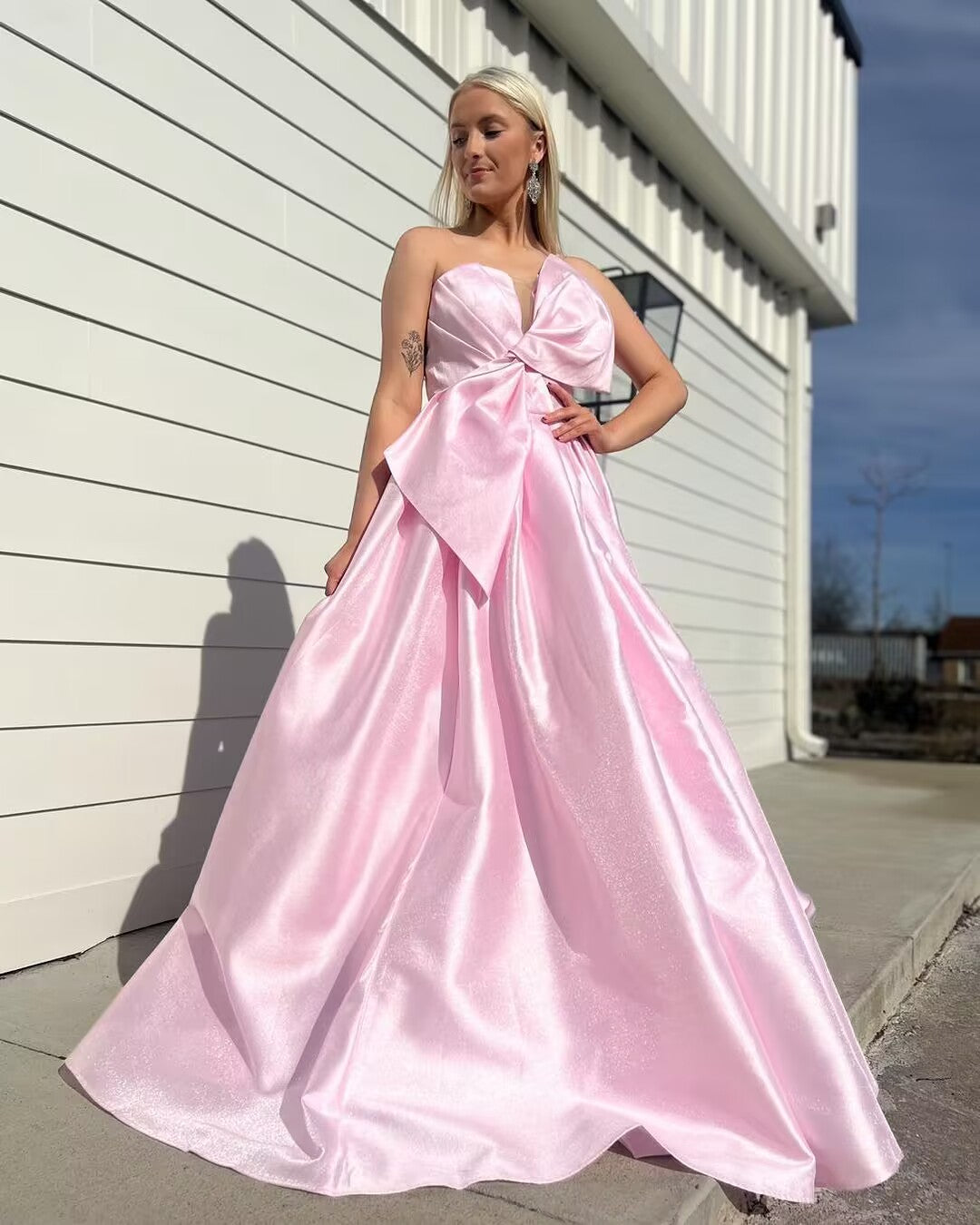 Trägerloses, langes Ballkleid aus rosa Satin in A-Linie J2896