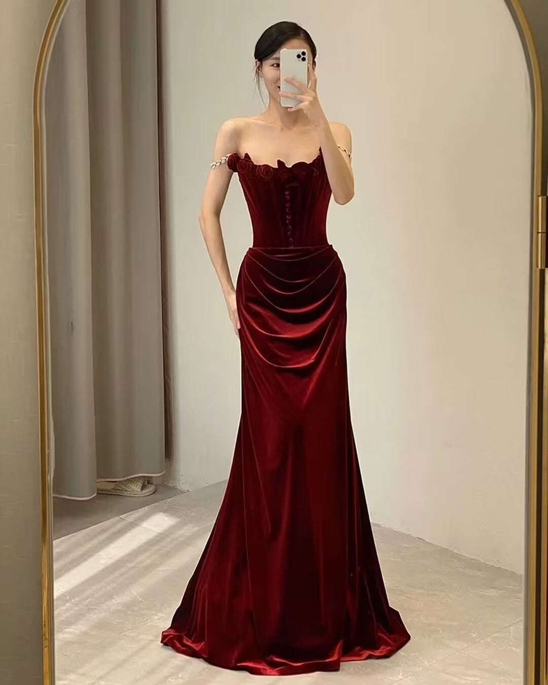 Robe de bal sirène en velours bordeaux à épaules dénudées J2902