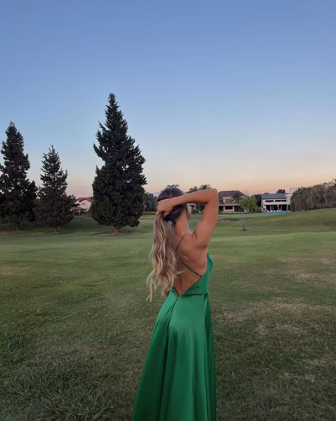 Robe de bal longue en satin vert coupe trapèze avec fente J2905