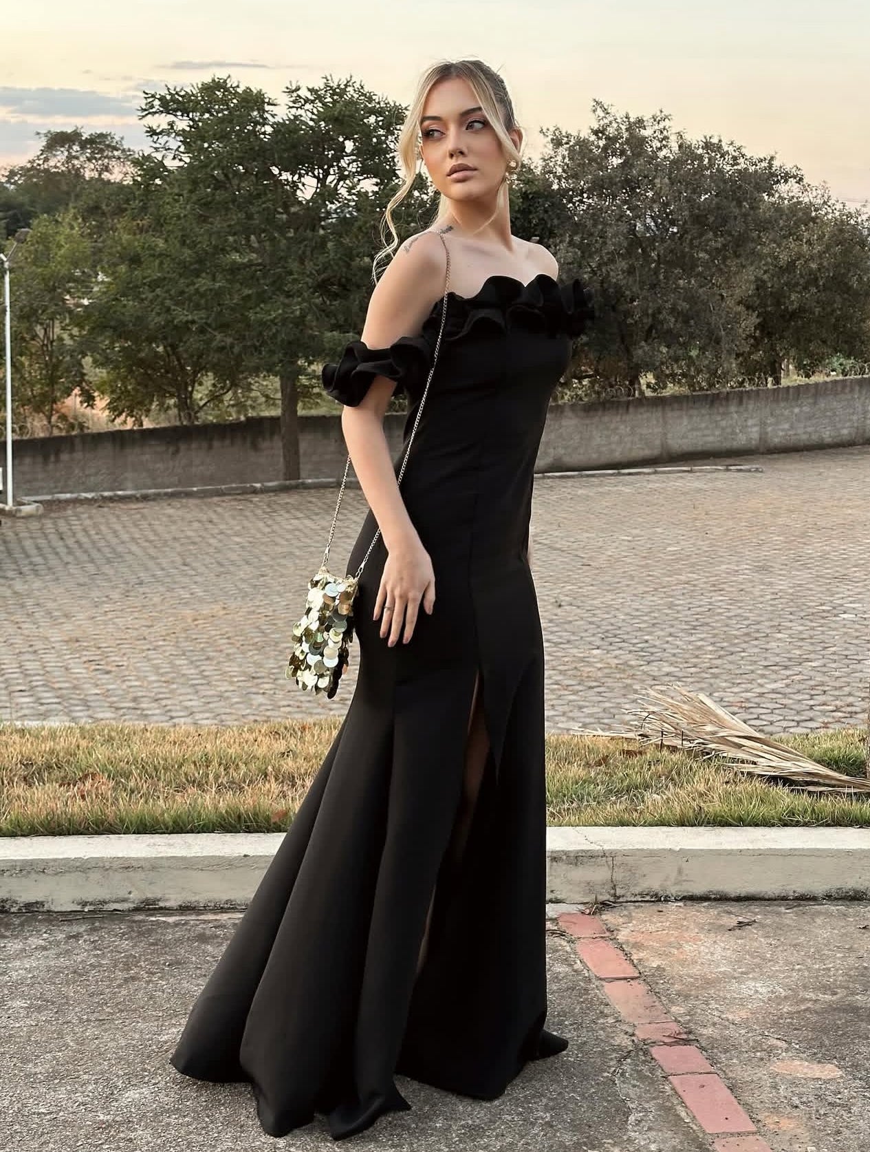 Schulterfreies schwarzes Meerjungfrau-Ballkleid mit Schlitz, formelles Abendkleid J7159