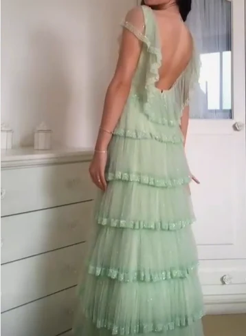 Robe de bal trapèze en tulle vert à volants J3944