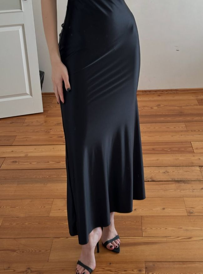 Robe de soirée élégante en satin noir à col licou et sirène J7845