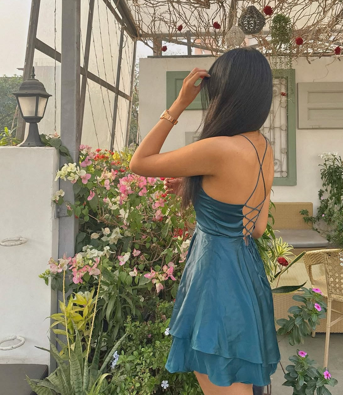 Grünes rückenfreies Homecoming-Kleid mit Spaghettiträgern J7093