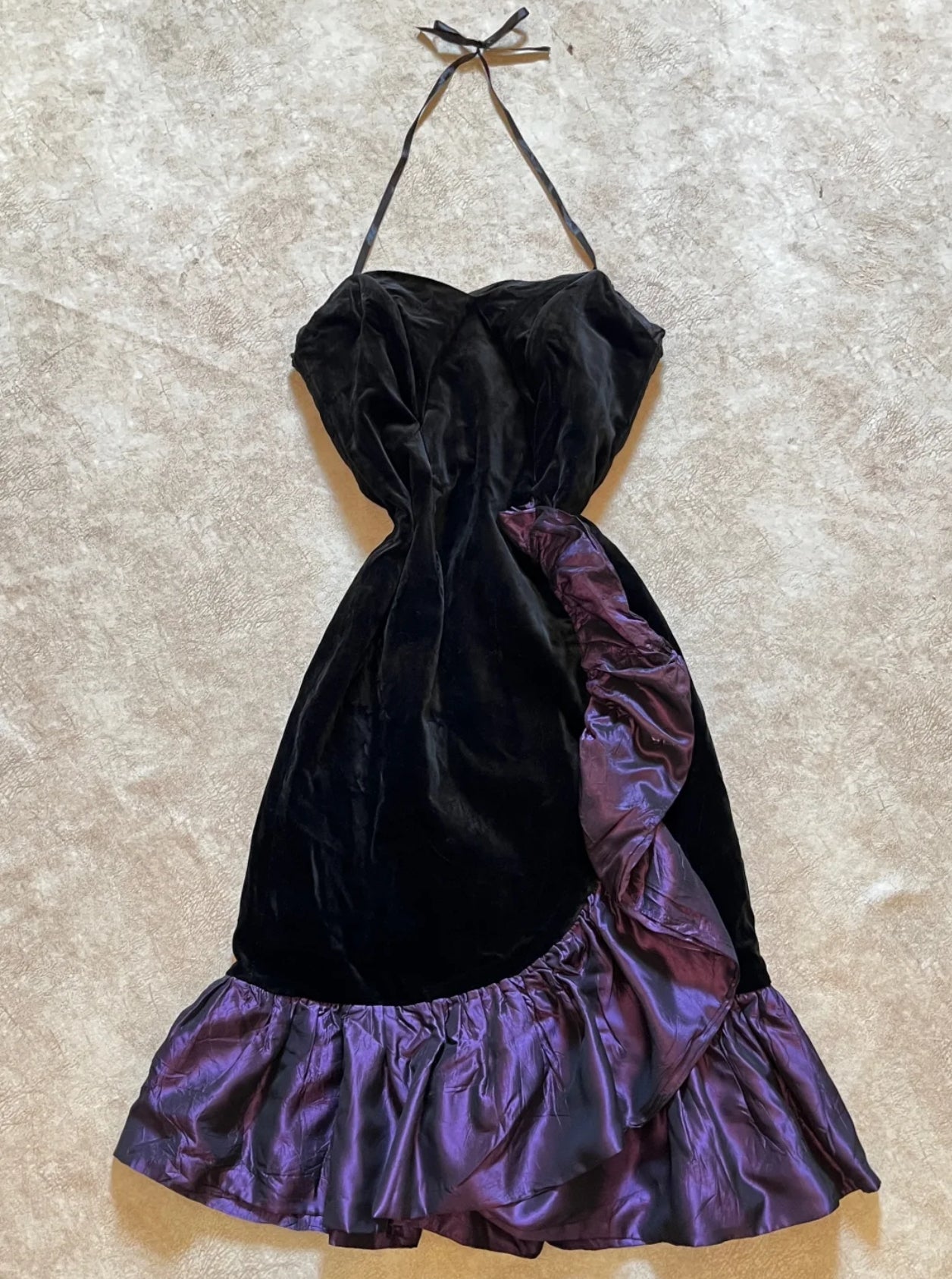 Robe de bal noire dos nu à volants violets J8539