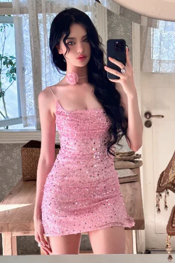 Robe de soirée moulante courte à bretelles spaghetti et paillettes roses J7694