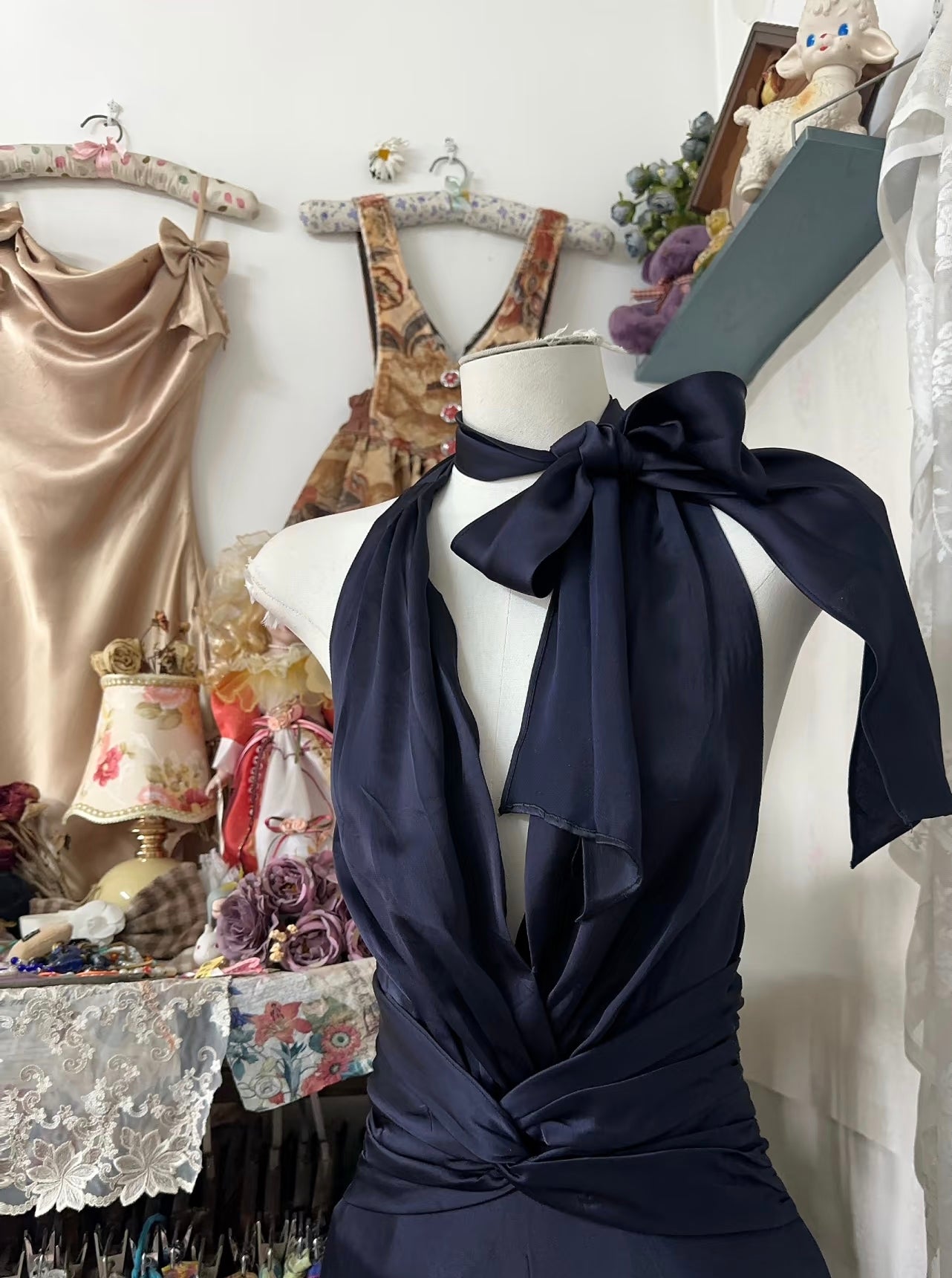 Neckholder V-Ausschnitt Abendkleid Meerjungfrau Satin Formelle Partykleid J7253