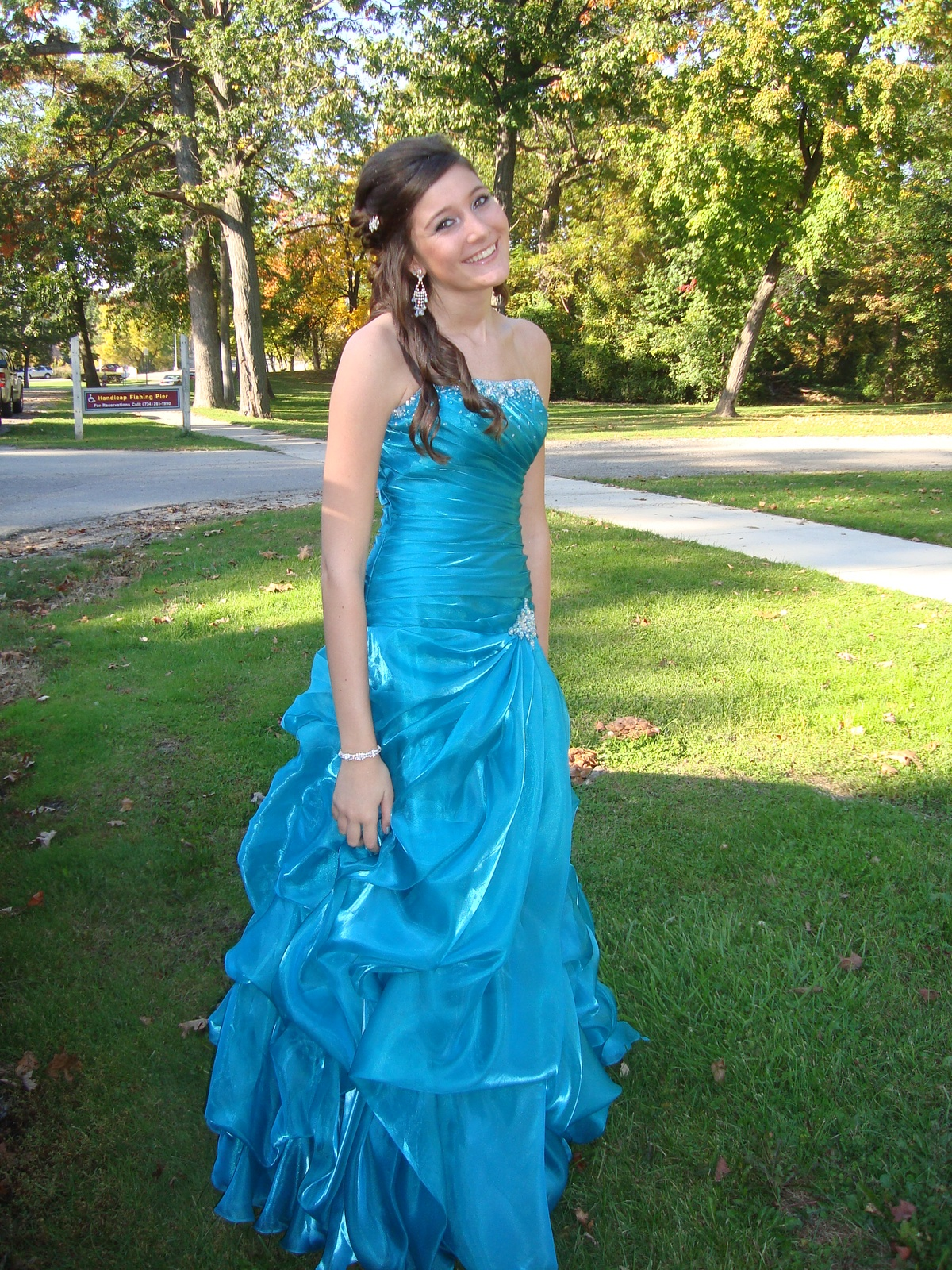 Trägerloses blaues formelles Partykleid mit Rüschen J7570