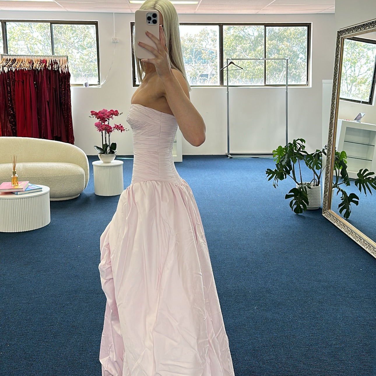Trägerloses rosa A-Linien-Ballkleid mit Schlitz J5874