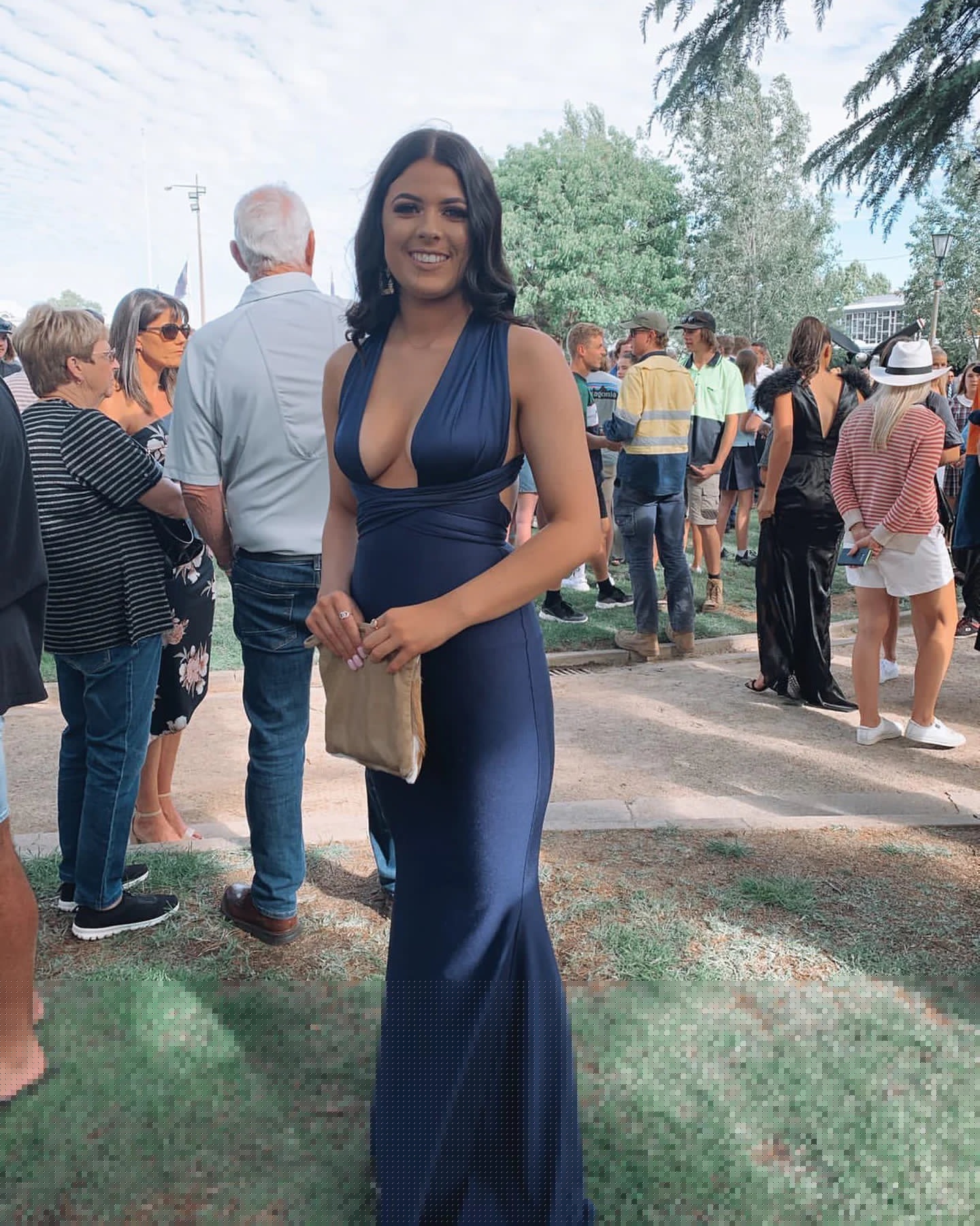 Meerjungfrau-Ballkleid mit tiefem V-Ausschnitt und Satin-Abendkleid J5875