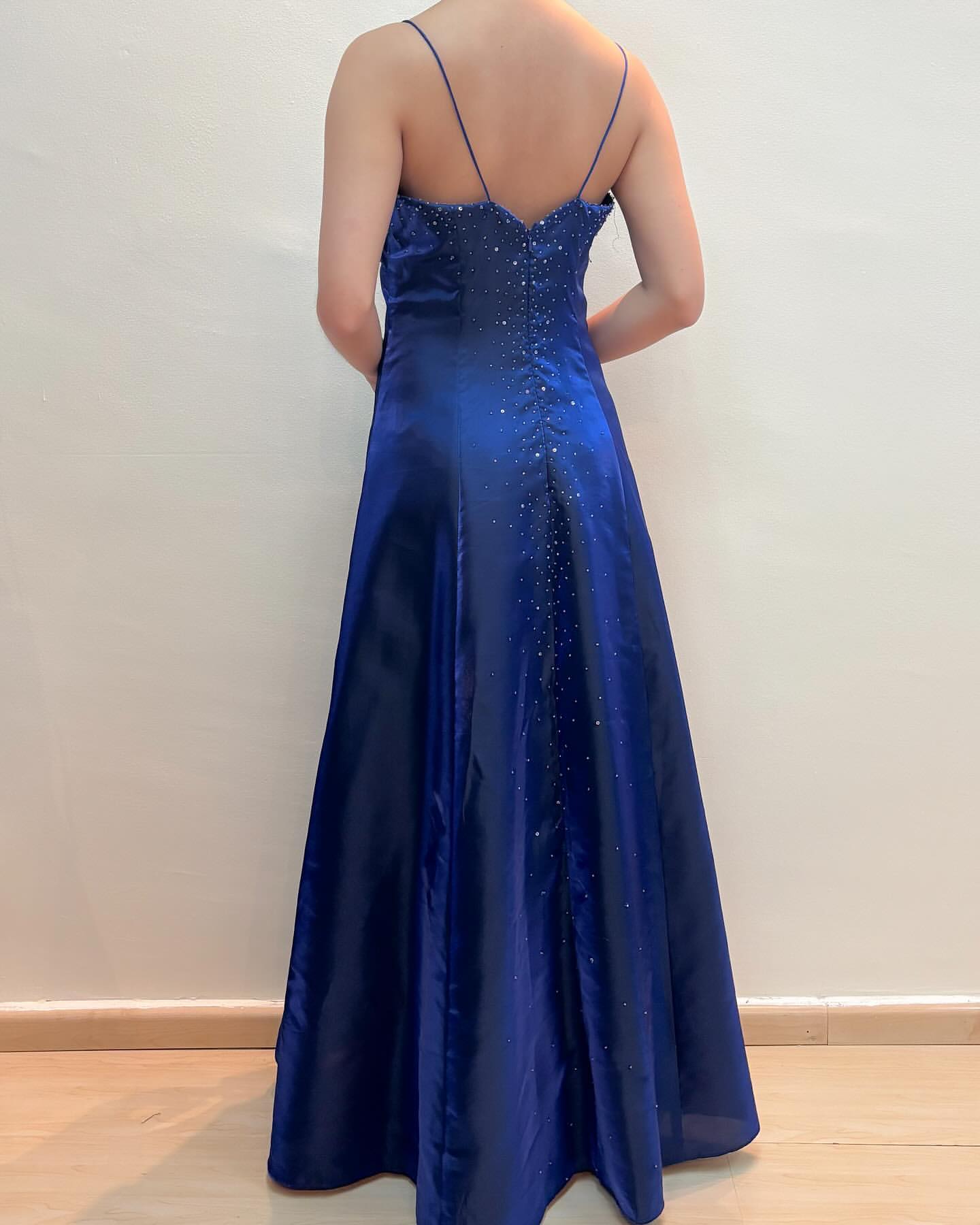 Robe de soirée bleue à bretelles spaghetti et coupe trapèze J5899