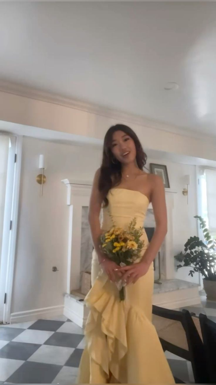 Trägerloses gelbes langes formelles Kleid mit Rüschen Abendkleider J5961