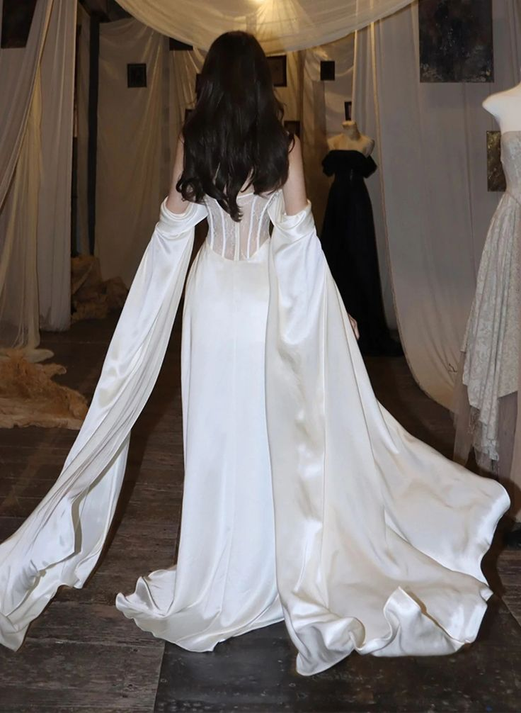 Schulterfreies Elfenbein-Abendkleid aus Satin J6059