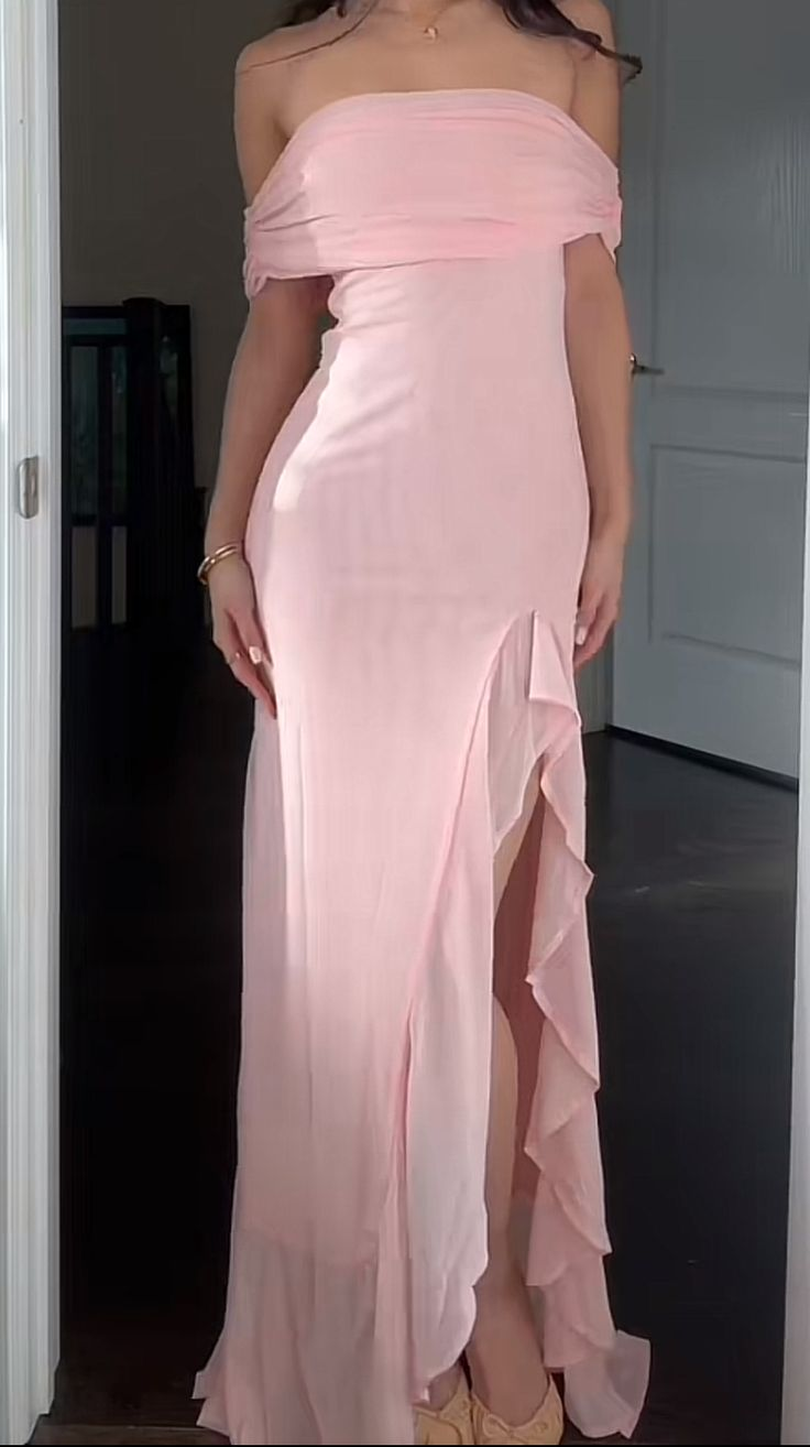Schulterfreies rosa Ballkleid mit Rüschen und Schlitz, formelle Kleider J6157