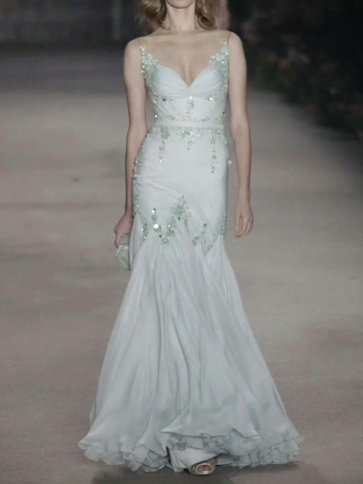 Robe de soirée sirène à col en V et appliques en mousseline de soie J6346