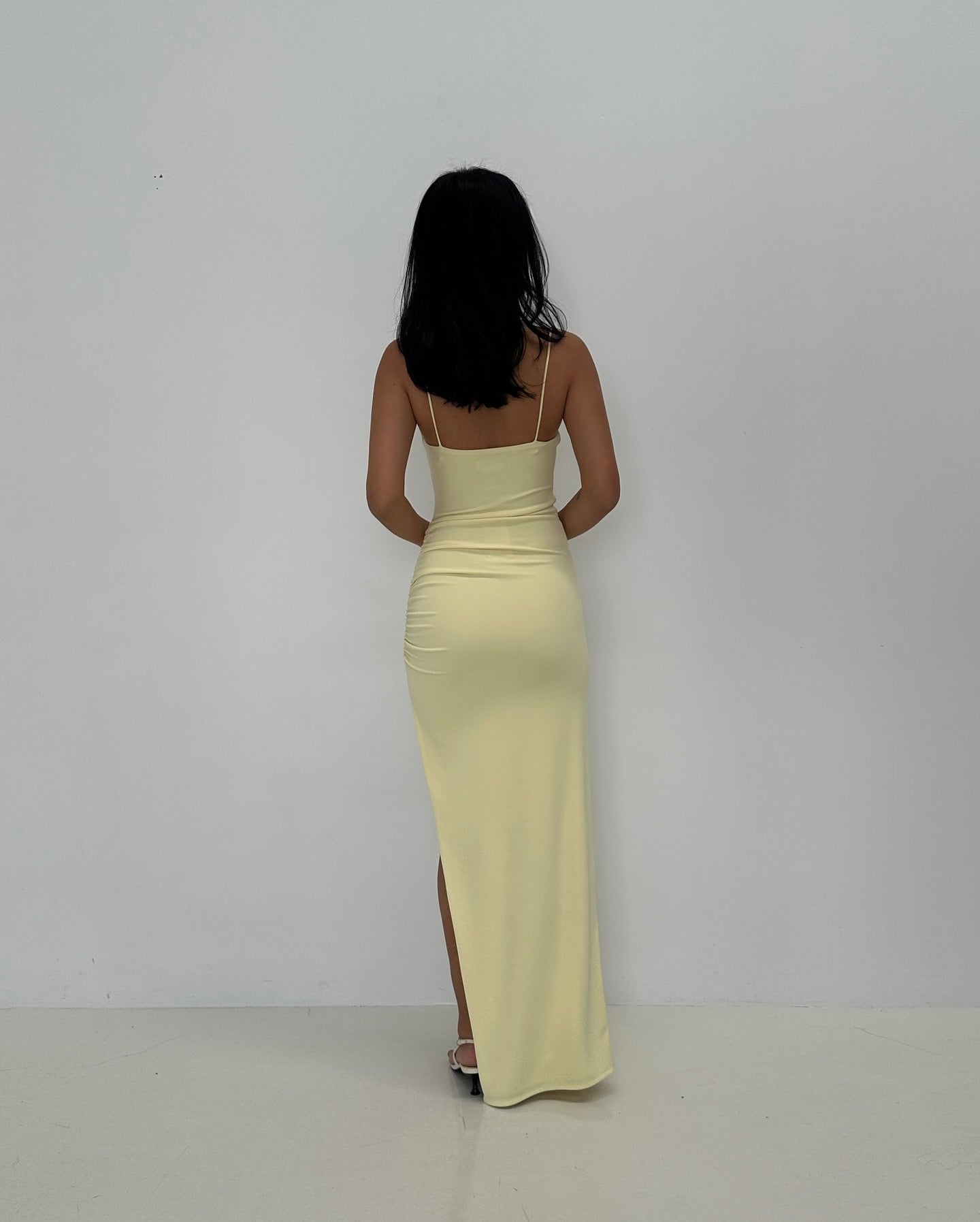 Robe de soirée fourreau jaune à bretelles spaghetti et fente J6247