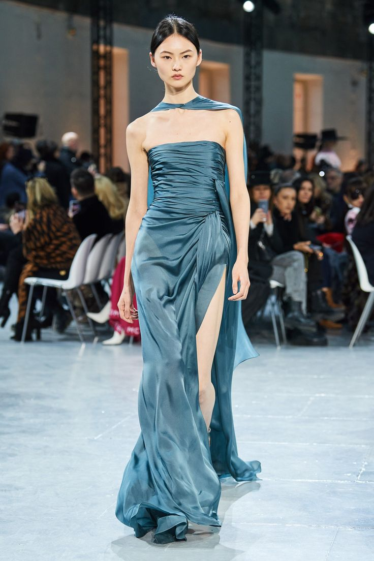 Robe de soirée bustier en satin bleu avec fente J6360