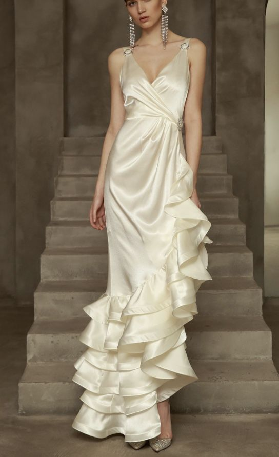 Beiges Ballkleid mit V-Ausschnitt und Satinrüschen, gestuftes Abendkleid J6511